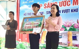 Đồng Tháp: Trao học bổng "Thắp sáng ước mơ" tặng học sinh Lê Thanh Tùng