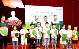 Ngân hàng ngoại thương Việt Nam trao 300 triệu đồng tài trợ Quỹ khuyến học ở Lào Cai