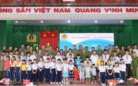 Tiền Giang: Trao học bổng tặng 52 học sinh mồ côi do đại dịch COVID-19