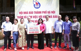 Hội Nhà báo thành phố Hà Nội trao kinh phí hỗ trợ xây dựng nhà đại đoàn kết tại tỉnh Hòa Bình