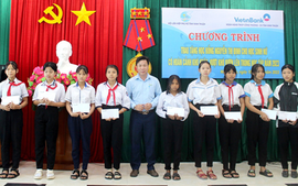 Ninh Thuận: Trao 25 suất học bổng Nguyễn Thị Định tặng học sinh có hoàn cảnh khó khăn