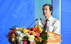 Bộ trưởng Bộ Giáo dục và Đào tạo: Hà Nội cần giải quyết dứt điểm tình trạng phụ huynh xếp hàng nộp hồ sơ