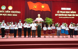 Trao 303 suất học bổng khuyến học Phạm Văn Trà tặng học sinh thành phố Cần Thơ nhân dịp năm học mới