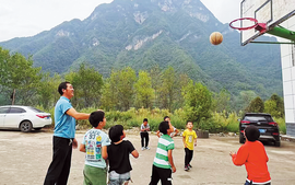 Trung Quốc: Thầy giáo gần 40 năm "gieo chữ" cho trẻ vùng cao
