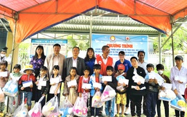 Lâm Đồng: Trao quà, học bổng và khám bệnh miễn phí cho học sinh hoàn cảnh khó khăn