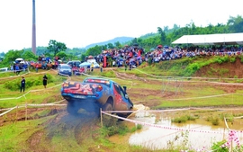 Đua xe ô tô địa hình ở biên giới Bát Xát, Lào Cai
