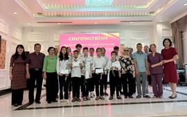 Nam Định: Trao 10 suất học bổng đỡ đầu học sinh mồ côi