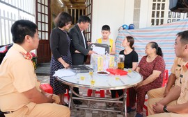 Lâm Đồng: Trao hỗ trợ của Quỹ Khuyến học Việt Nam đến con, gia đình chiến sĩ hy sinh khi cứu nạn