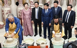 Chủ tịch nước Võ Văn Thưởng cùng Tổng thống Kazakhstan trải nghiệm làm gốm Chu Đậu