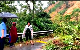 Lào Cai: Mưa lớn gây sạt lở, ách tắc giao thông