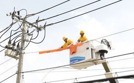 Trước mùa mưa bão, công tác đảm bảo điện được ưu tiên hàng đầu