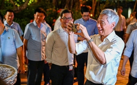 Thủ tướng Singapore Lý Hiển Long dạo quanh Hồ Hoàn Kiếm, thưởng thức ẩm thực Thủ đô