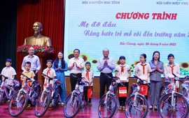 100 học sinh mồ côi, học giỏi của tỉnh Bắc Giang được tặng xe, học bổng trong dịp đầu năm học mới