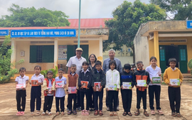 Đắk Lắk: Trao quà và học bổng tặng 12 học sinh hoàn cảnh đặc biệt khó khăn nhân dịp năm học mới