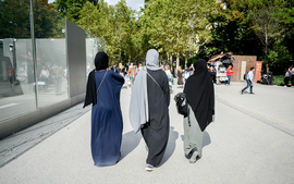 Mặc trang phục abaya, hàng chục nữ sinh Pháp bị cấm vào trường