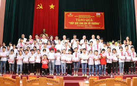 Phú Thọ: Hơn 1 tỉ đồng quà tặng "Tiếp sức cho em tới trường" tặng học sinh huyện Phù Ninh và Đoan Hùng