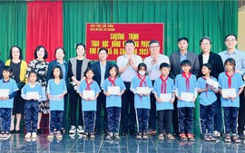 Lâm Đồng: Trao 118 triệu đồng học bổng và quà tặng học sinh hoàn cảnh khó khăn tại huyện Lạc Dương