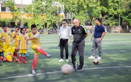 Huấn luyện viên Park Hang Seo đến thăm và giao lưu cùng Ban Lãnh đạo, học sinh May Academy