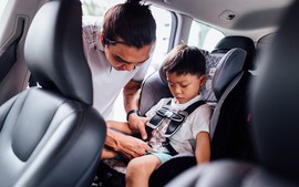 Bảo đảm an toàn cho trẻ em trên ô tô khi tham gia giao thông