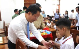 Quảng Ninh: Trung thu ấm áp của trẻ em có hoàn cảnh khó khăn đặc biệt