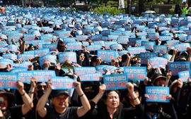 Bất chấp bị kỷ luật, giáo viên Hàn Quốc tổ chức biểu tình quy mô lớn