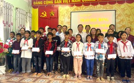 80 suất học bổng tặng học sinh đặc biệt khó khăn của tỉnh Hà Giang nhân dịp đầu năm học mới