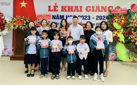 Lâm Đồng: Trao quà, học bổng tặng học sinh hoàn cảnh khó khăn, học sinh khuyết tật nhân dịp năm học mới