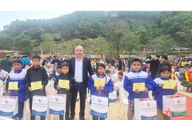 Quỹ Bảo trợ trẻ em Việt Nam trao quà Tết tặng 300 trẻ em vượt khó vươn lên tại Quảng Bình