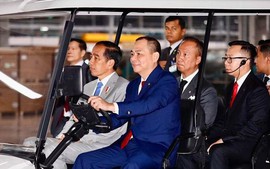 Ông Phạm Nhật Vượng lái xe đưa Tổng thống Indonesia thăm nhà máy VinFast