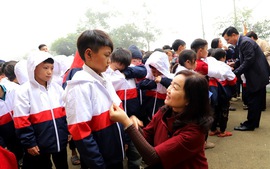Hội đồng nhân dân tỉnh Lào Cai trao hơn 1.500 áo ấm cho học sinh bán trú ở huyện biên giới Bát Xát