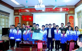 Bộ Công an tặng quà Tết cho học sinh vùng cao Si Ma Cai