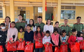Hội Khuyến học tỉnh Lâm Đồng trao quà, học bổng, thăm khám sức khỏe miễn phí cho học sinh, phụ huynh vùng khó khăn