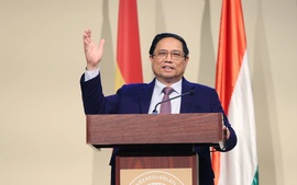 Thủ tướng Phạm Minh Chính phát biểu về chính sách tại Đại học Hành chính công Quốc gia Hungary