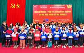 Hội Khuyến học tỉnh Cao Bằng trao 50 suất học bổng Quỹ Đinh Thiện Lý tặng học sinh vượt khó, hiếu học