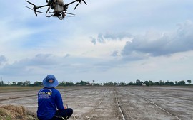 Xem nông dân trình diễn drone điệu nghệ trên cánh đồng