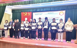 Quỹ Khuyến học Việt Nam trao 50 suất học bổng tặng học sinh vượt khó tại tỉnh Hưng Yên