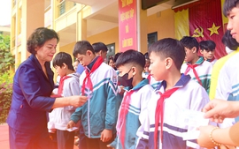Hội Khuyến học tỉnh Tuyên Quang trao 50 thẻ bảo hiểm y tế tặng học sinh có hoàn cảnh khó khăn