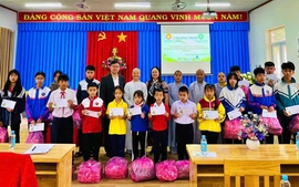 Hội Khuyến học tỉnh Lâm Đồng cùng nhà tài trợ trao học bổng cho học sinh trong tháng khuyến học