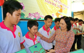 68 học sinh, sinh viên Trường Cao đẳng cơ điện xây dựng Việt Xô nhận Học bổng Nguyễn Sinh Sắc, năm học 2024-2025