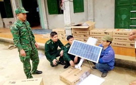 Trao tặng công trình “Thắp sáng đường biên” cho người dân biên giới Trịnh Tường