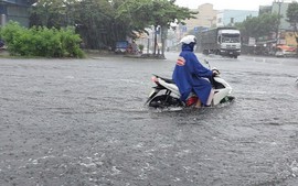 Học sinh Đà Nẵng phải nghỉ học do mưa lớn