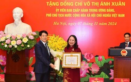 Phó Chủ tịch nước Võ Thị Ánh Xuân nhận Huy hiệu 30 năm tuổi Đảng