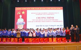 Hội Khuyến học thành phố Hải Phòng trao 560 suất quà, học bổng tặng học sinh dịp Tết Nguyên đán
