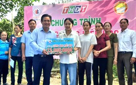 Đồng Tháp: Trao học bổng Gương sáng hiếu học tặng sinh viên Nguyễn Thị Cẩm Thu