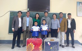 Hội Khuyến học tỉnh Tuyên Quang hỗ trợ đột xuất gia đình học sinh gặp hỏa hoạn