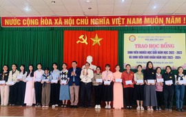 Hội Khuyến học tỉnh Quảng Nam trao 353 triệu đồng học bổng, quà Tết tặng học sinh, sinh viên vượt khó