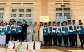 Lâm Đồng: Trao 20 suất học bổng tặng học sinh dân tộc thiểu số, hoàn cảnh khó khăn