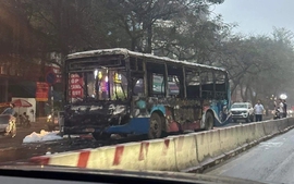 Hà Nội: Hỏa hoạn thiêu trọn xe buýt lúc rạng sáng, cần lưu tâm các vấn đề chống "giặc lửa"