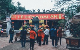 Du khách tấp nập khai ấn đền Trần - Nam Định bất chấp mưa gió