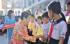 Hội Khuyến học tỉnh Bình Thuận trao 100 suất học bổng "Học không bao giờ cùng" tặng học sinh vượt khó, hiếu học